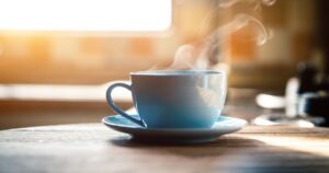 朝日差し込む窓辺のカフェテーブルとコーヒー（Grow Vol.6）