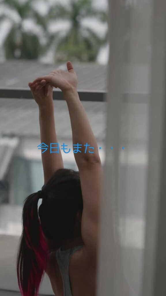 朝、伸びをして一日の始まりを整える様子
