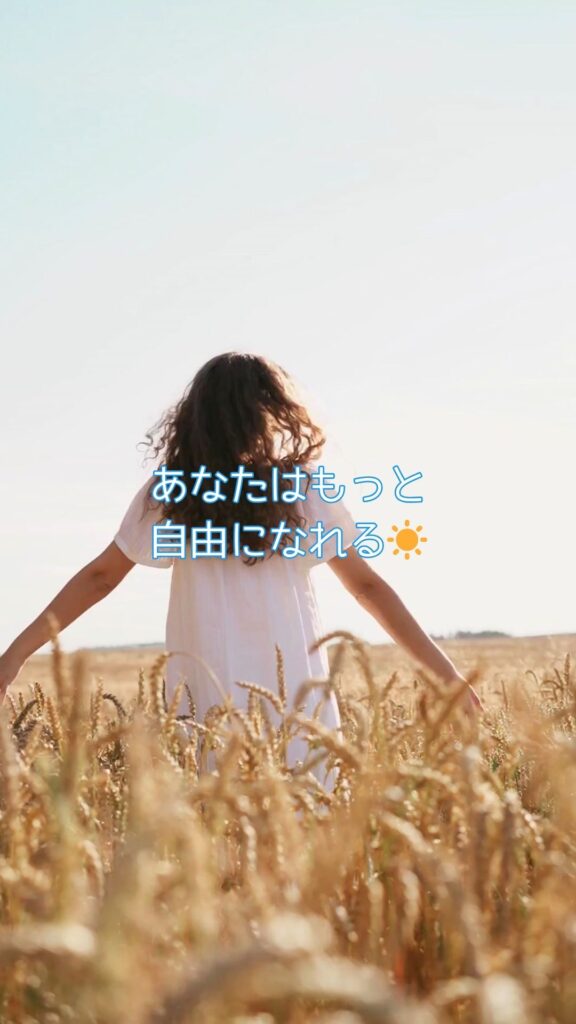 広がる空のもとで深呼吸する女性