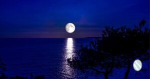 深い青の夜空＋大きな月