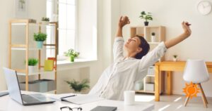 朝の光の中でノートと深呼吸をする様子