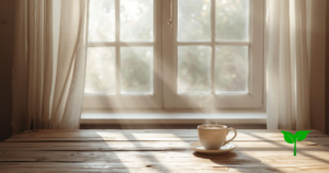 朝の柔らかい光が差し込む窓辺。湯気の立つコーヒー、ウッドテーブル、淡いベージュとホワイトの優しい世界観。