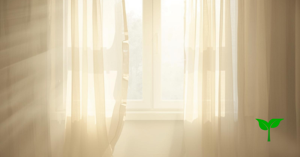 朝の窓辺に柔らかな光が差し込み、カーテンがふわっと揺れている。
