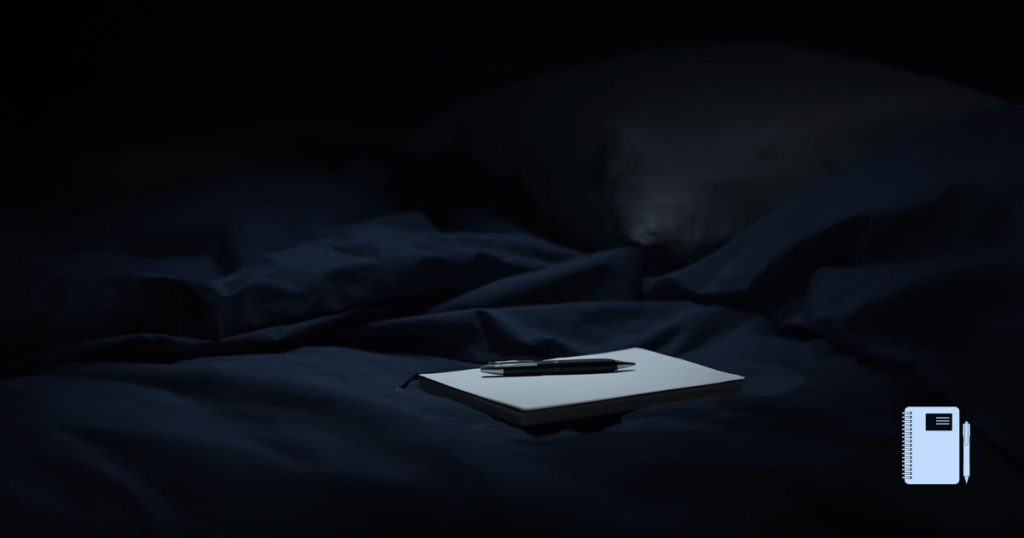 間接照明のやわらかな光、ベッドサイドに置かれたノートとペン。 “眠れない夜でも安心できる”空気感。