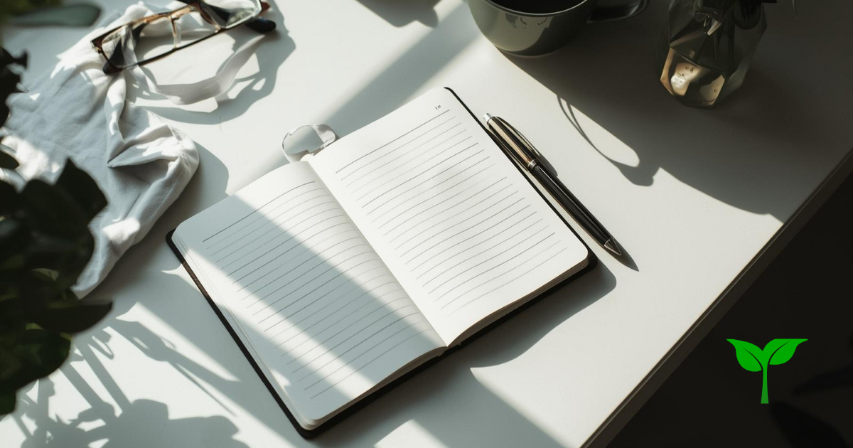 朝のやわらかな自然光。 少しだけ散らかった机。 途中まで書かれたノート。 止まったペン。 「整い途中」の空気。