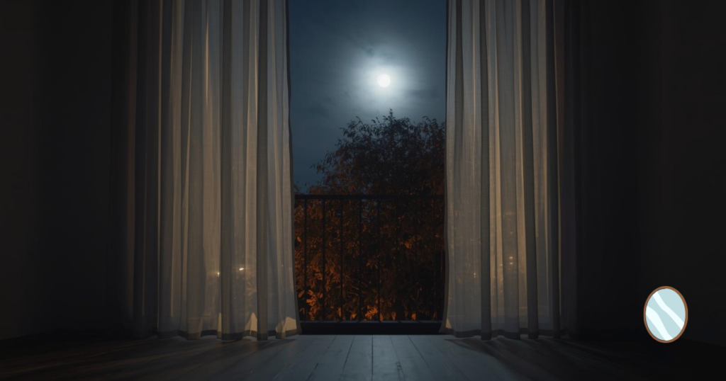 秋の夜、月明かりが差し込む静かな部屋、淡い光、カーテン越しの月