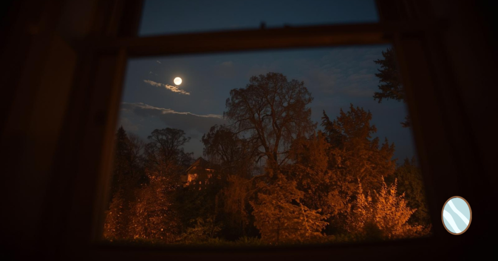 秋の終わりの夜、窓辺、淡い月光、静かな空気感、呼吸を感じる余白