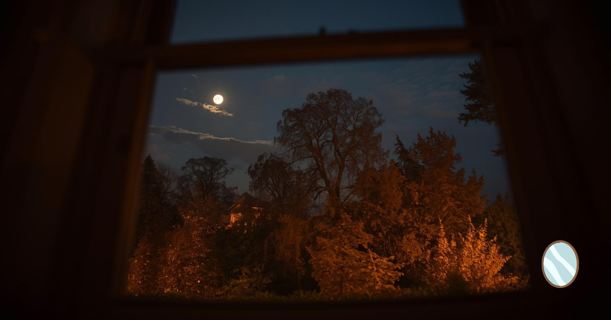 秋の終わりの夜、窓辺、淡い月光、静かな空気感、呼吸を感じる余白