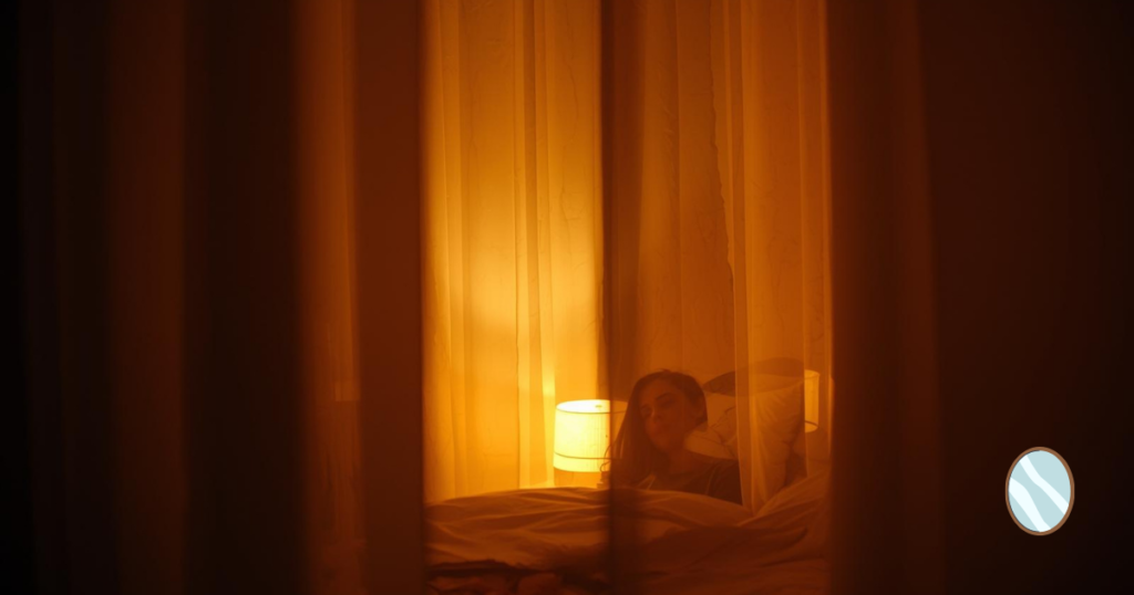 夜の室内、柔らかな灯り、静かな表情