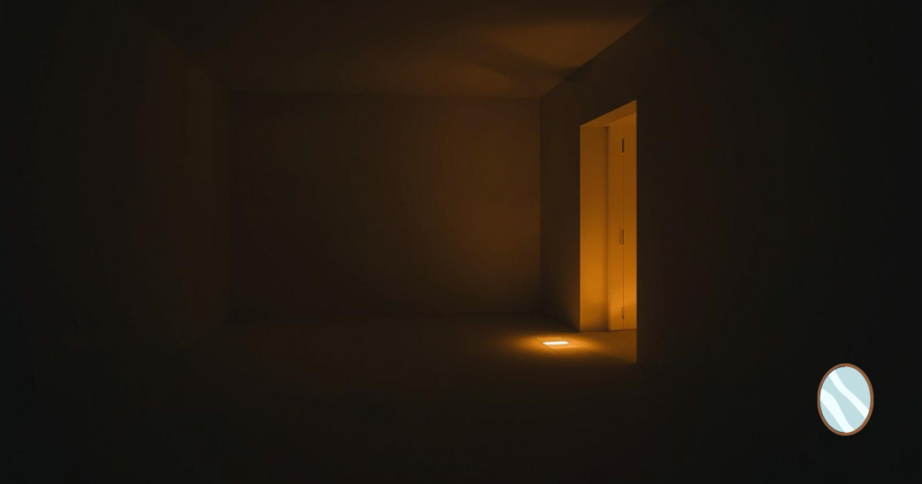 夜の室内、影の中に小さな灯り、静かな安心感
