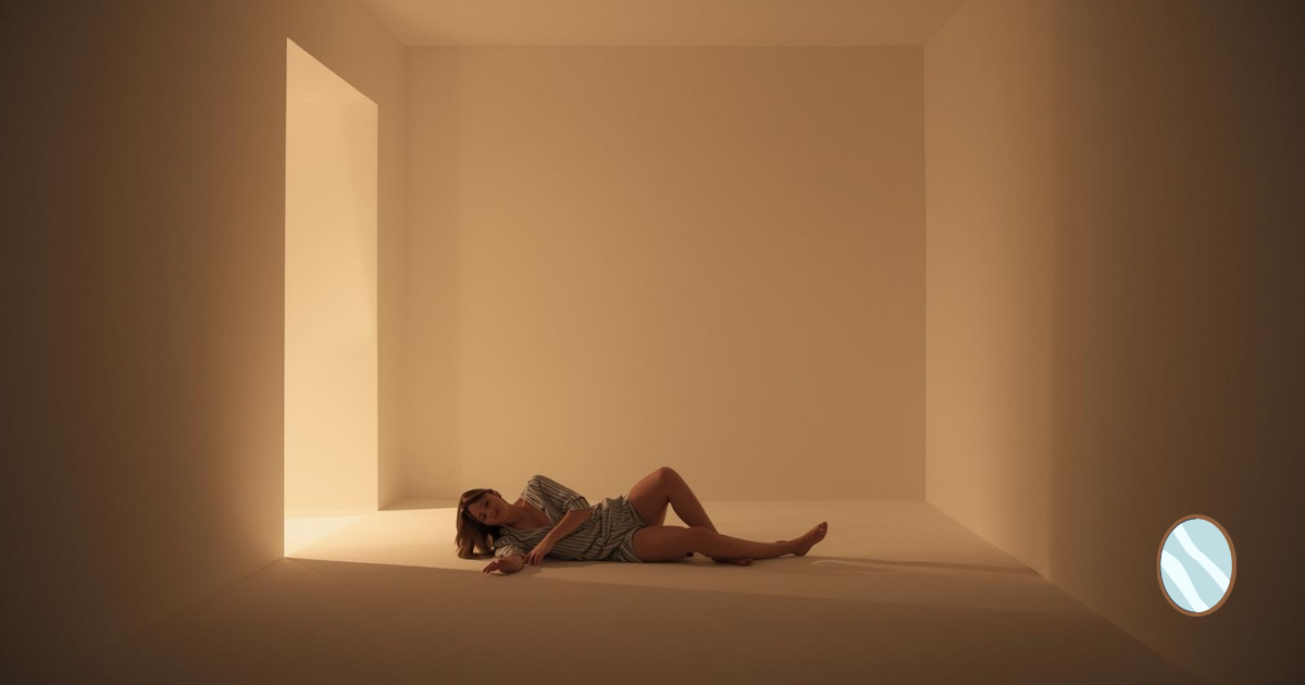 夜の室内、力の抜けた姿勢、柔らかな灯り、静かな安心感